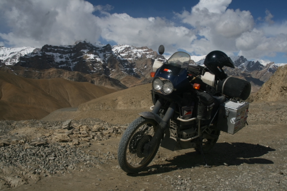 16 posing at the namika la pass.JPG